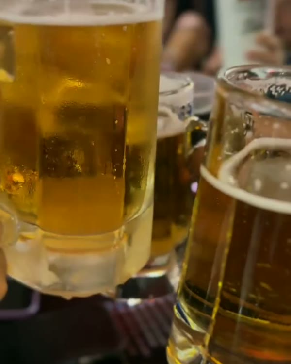 Canecas de chopp na mesa