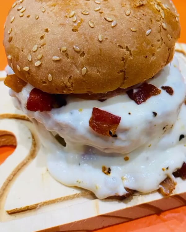 Hambúrguer com queijo cremoso e bacon