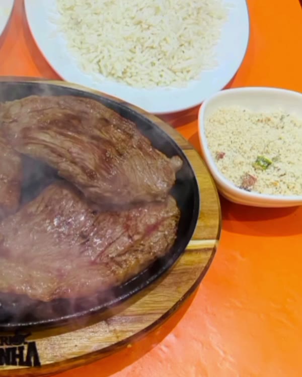Picanha fatiada na chapa com arroz e farofa