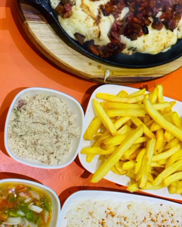 Prato completo com chapa, fritas, arroz, farofa e vinagrete