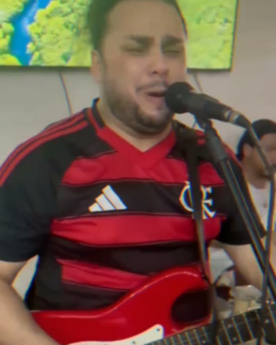 Cantor com guitarra no show de domingo